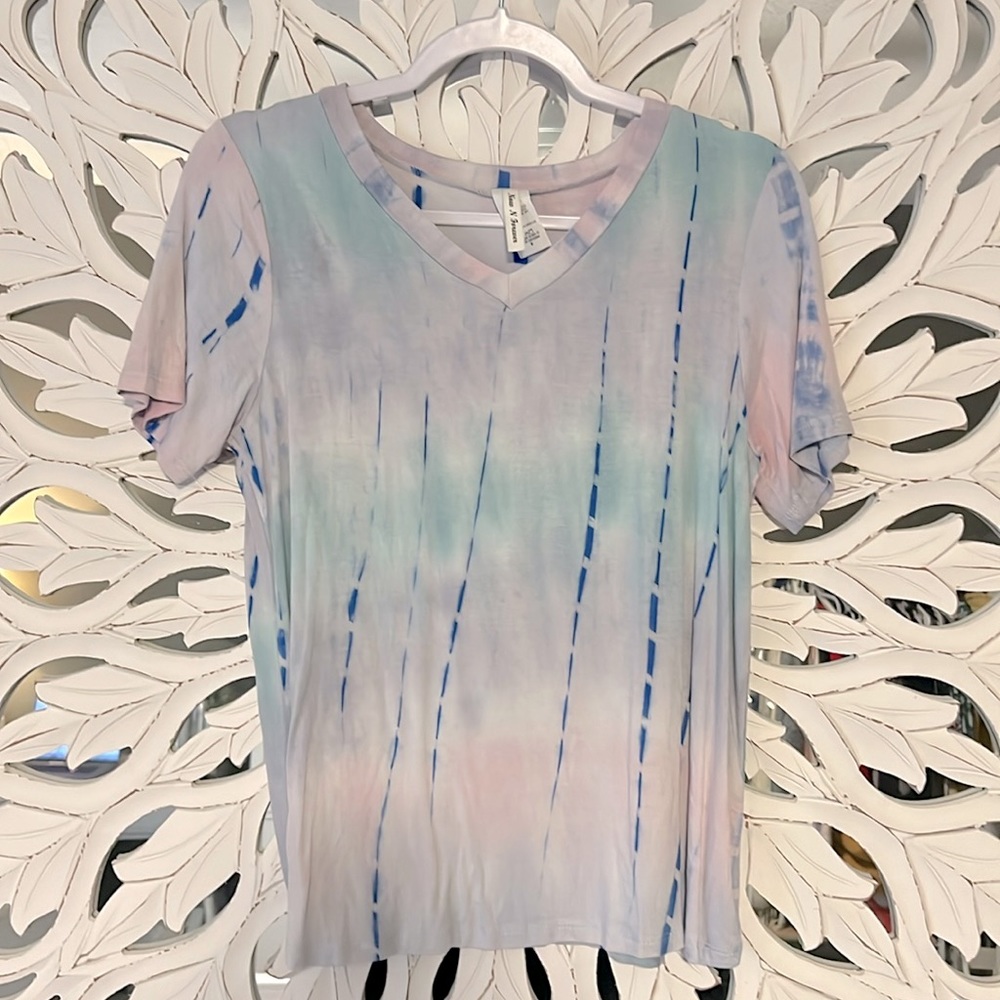 Chic tie dumped top with blues and purples. V neck collar and vertical effects.